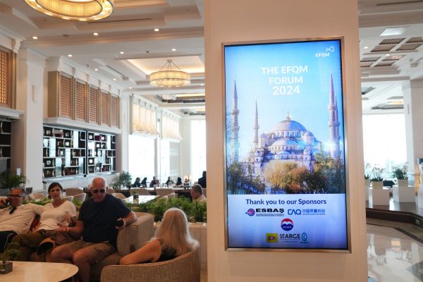 颁奖举办地伊斯坦布尔博斯普鲁斯瑞士酒店大堂迎宾牌出现茅台LOGO