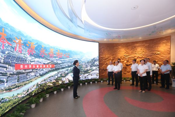 2024年5月6日，集团、股份公司领导班子开展红色教育和接受廉政教育。 图为参观茅台廉政教育馆。 (1)