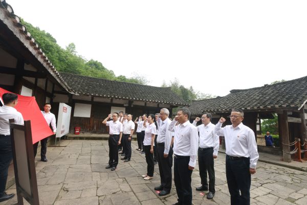 2024年5月6日，集团、股份公司领导班子开展红色教育和接受廉政教育。图为再苟坝会议旧址前重温入党誓词。 (3)