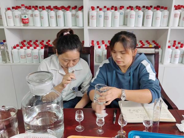 梁云敏与师傅赵叶工作交流中