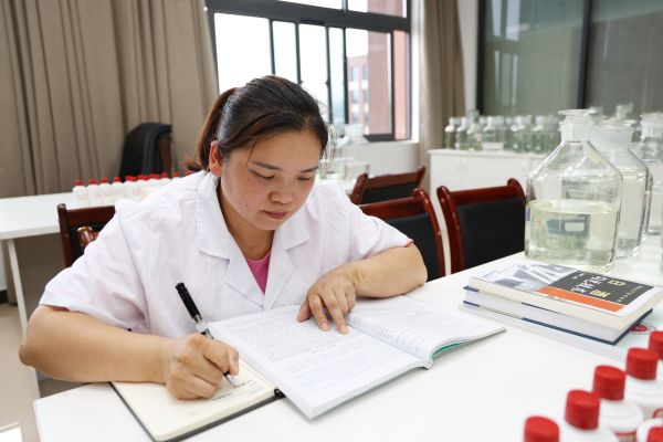 梁云敏在阅读白酒勾兑相关书籍