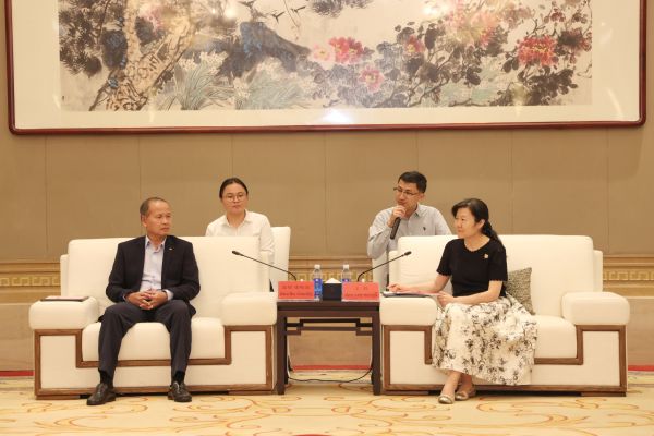 2024年7月4日，王莉（右）会见老挝琅南塔省省委常委、副省长温展·康帕翁（左）一行。 (2)