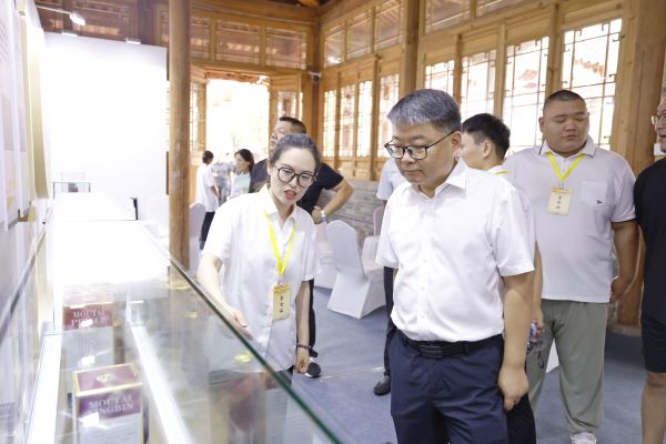 2024年8月17日茅台集团参展第二届中国太原陈年酒交流大会 万波查看展陈2 2024年8月17日茅台集团参展第二届中国太原陈年酒交流大会 万波查看展陈2