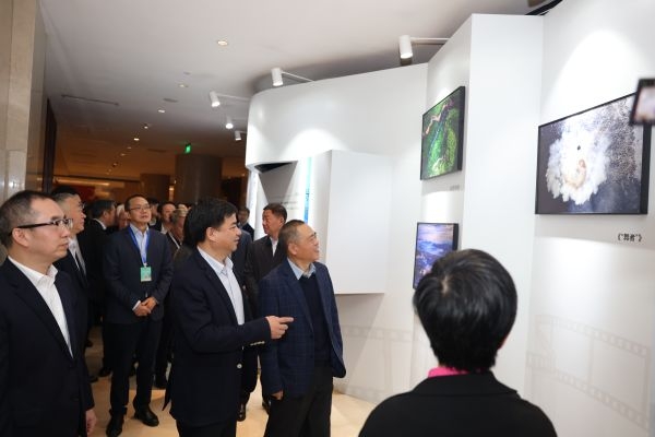 参观“赤水河谷·中国酱香”主题成果展