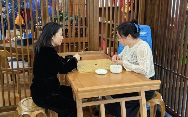 陈锐在工作之余陪员工下棋