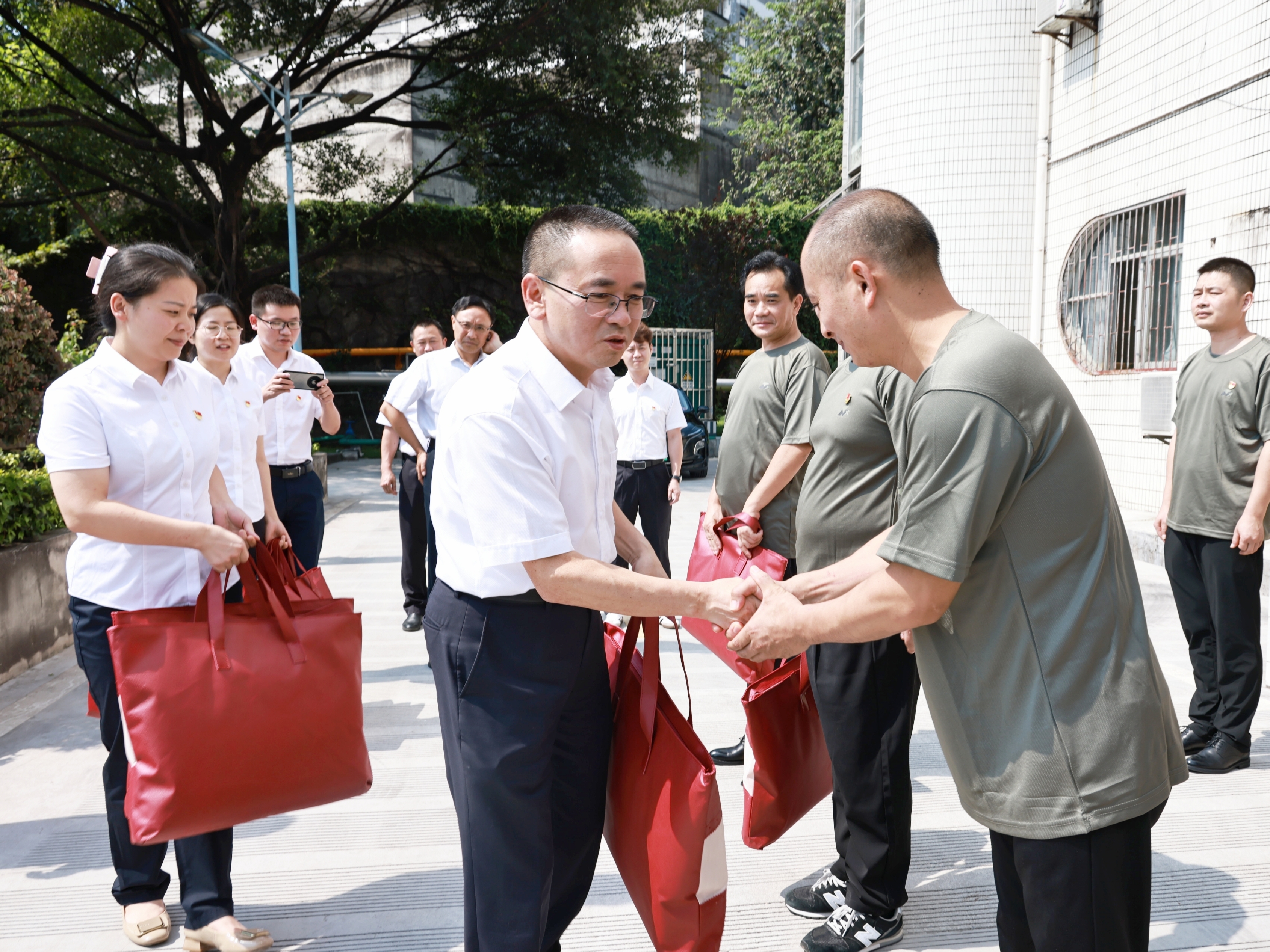 茅台集团开展2025年八一建军节走访慰问活动
