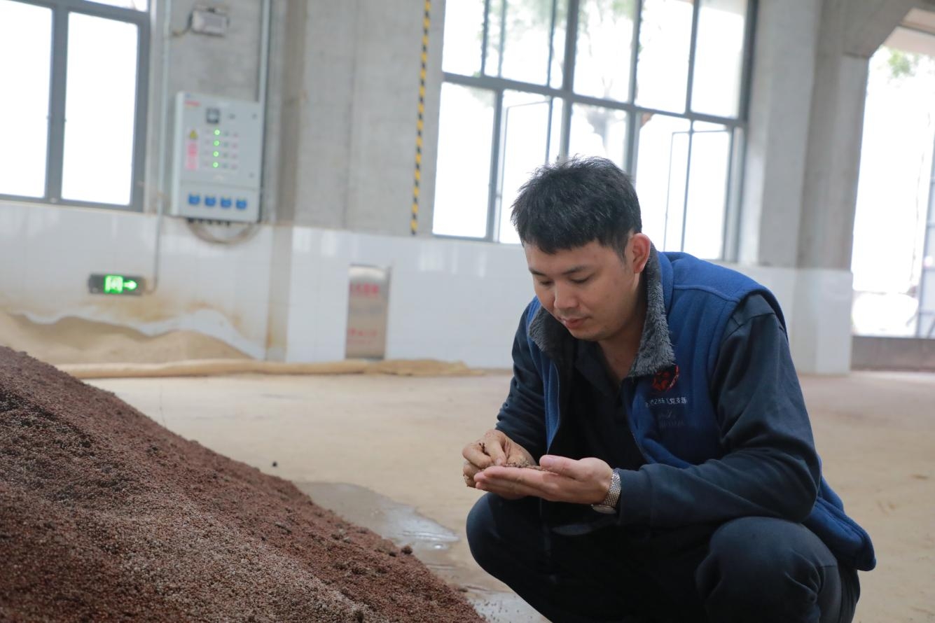 【致匠心】“茅台工匠”李鸿飞：人生酿酒 酒酿人生