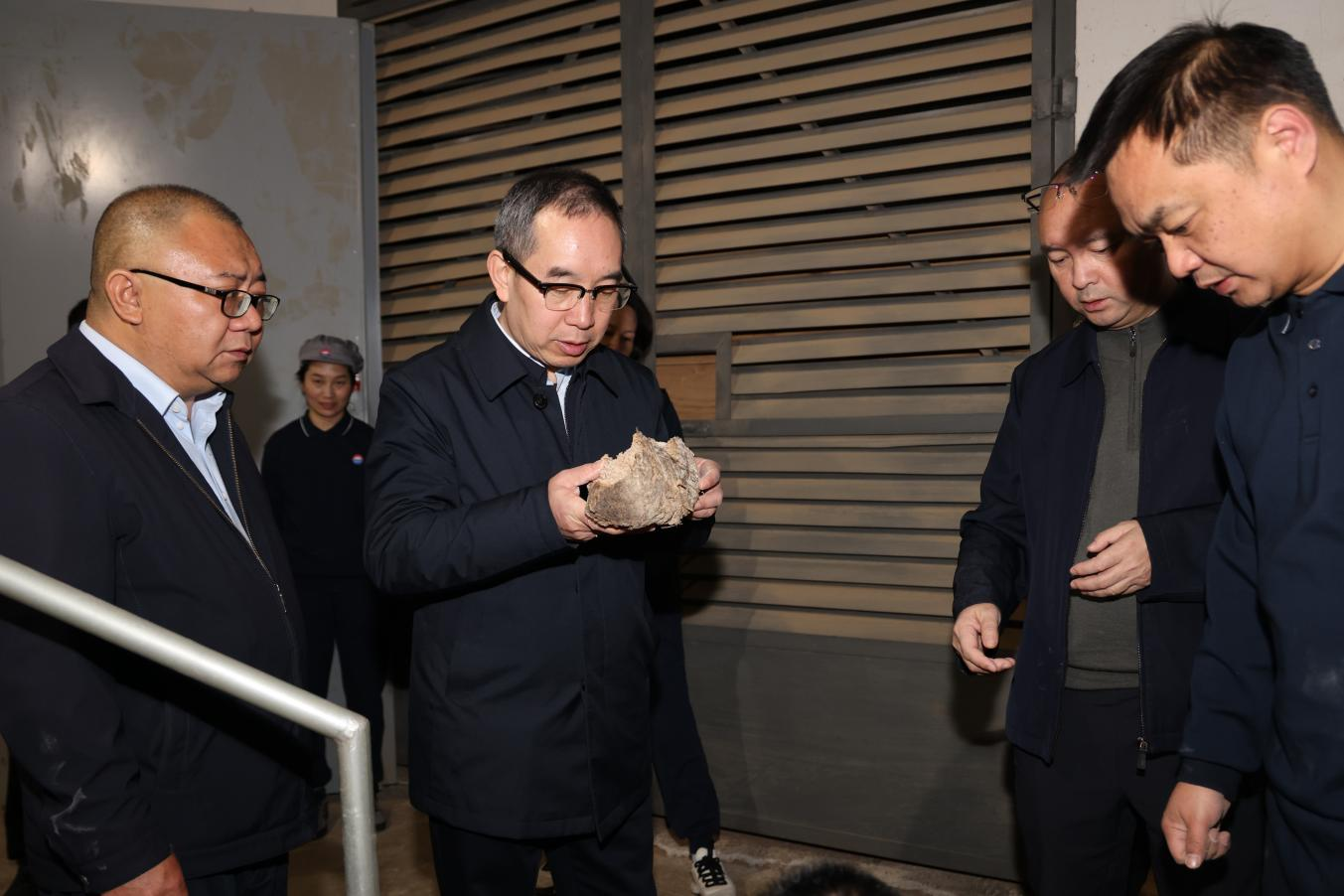 陈华调研茅台酒制曲生产