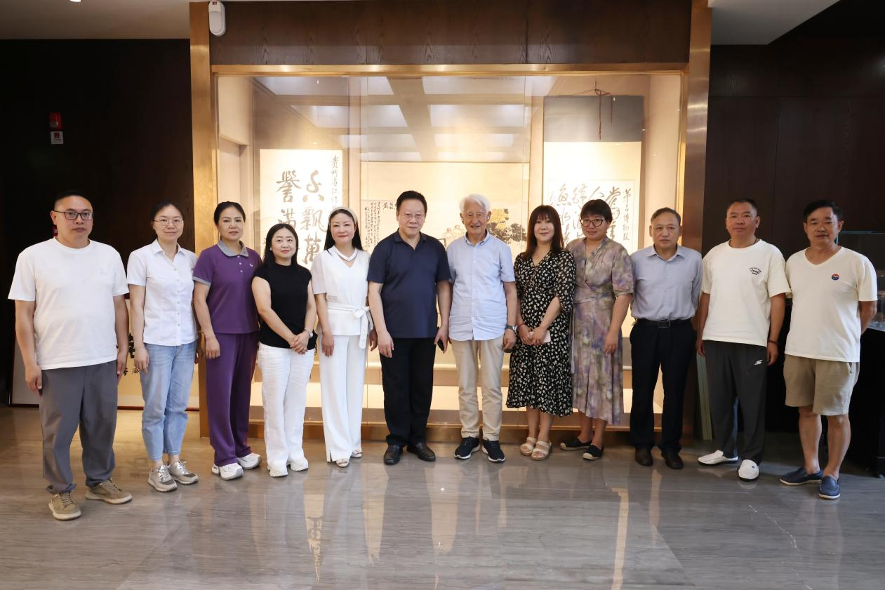 全国文学名家走进茅台开展采风调研